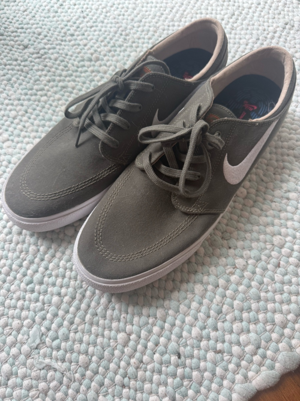 Nike Stefan janoski Low-Top Canvas Sneakers in Olive Green with White Swoosh
